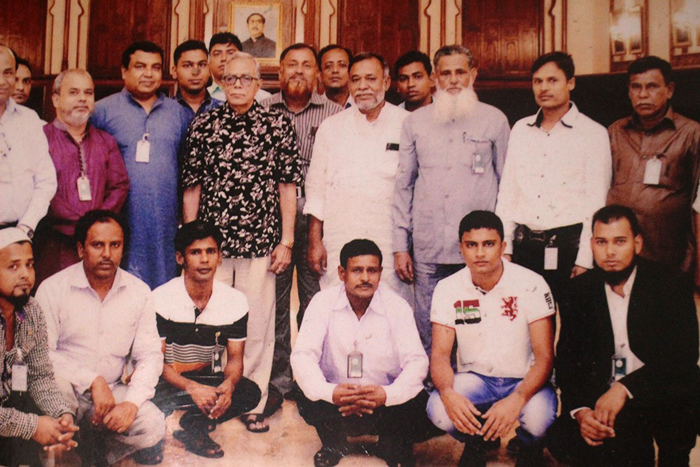 ছবিঃ রাষ্ট্রপতি আব্দুল হামিদের সঙ্গে মুক্তিযোদ্ধা আশরাফুল করিমসহ অন্যান্যরা
